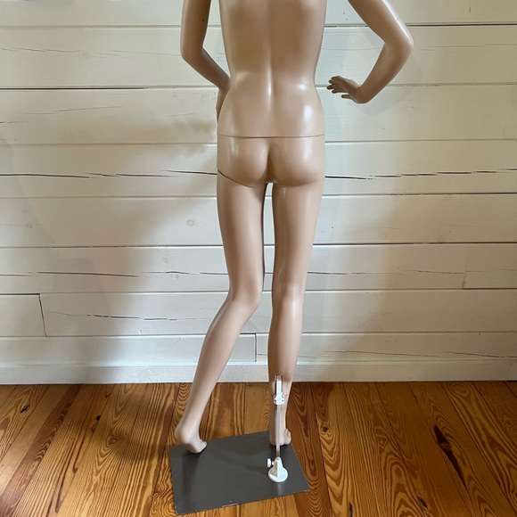 Boutique Mannequin Female 69” tall. Display - Picture 3 of 3